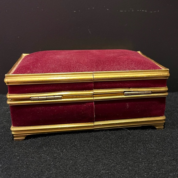 Vintage Red Velvet Musical Jewelry Box with Gold Trim - Picture 7 of 15